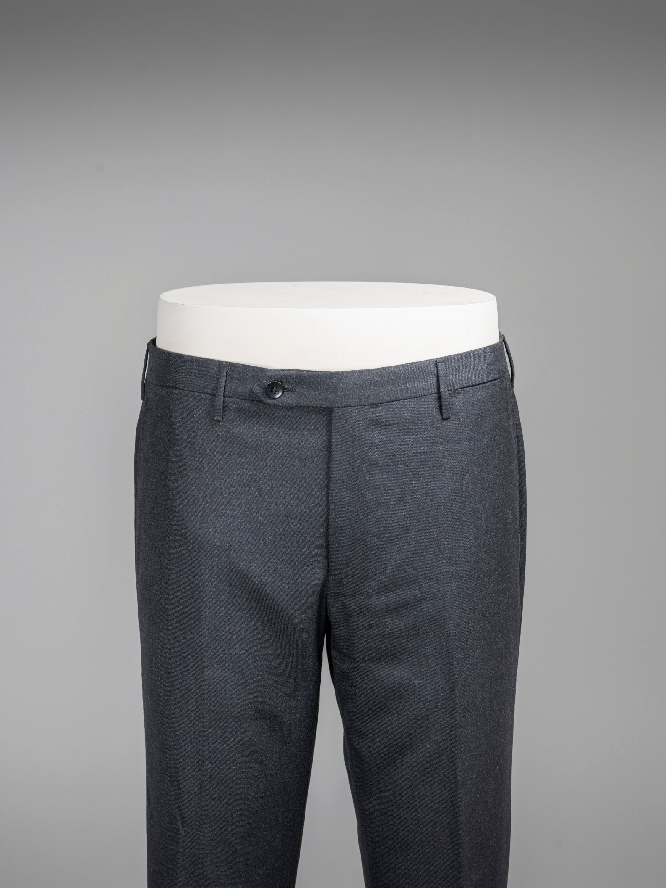 Pantaloni in lana pettinata grigia scura dalla vestibilità regolare